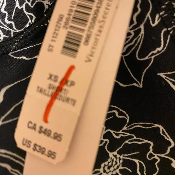 NWT-VICTORIA'S SECRET Essential High-Rise Pckt Leggings- Black & white floral XS - Picture 6 of 6